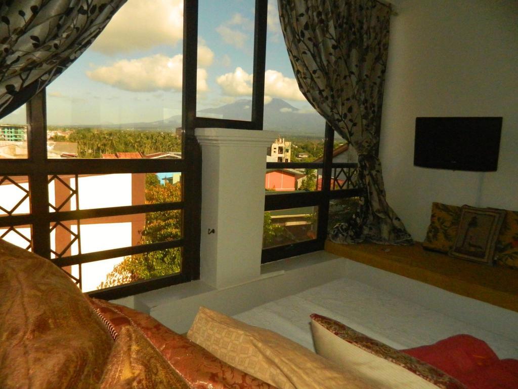 The Saint Joseph Residential Suites Lucena Chambre photo